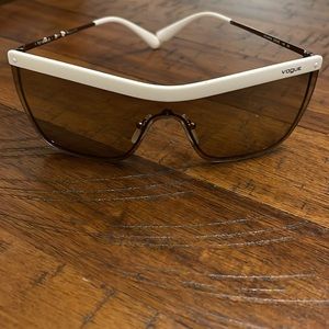 Vogue woman’s sunglasses